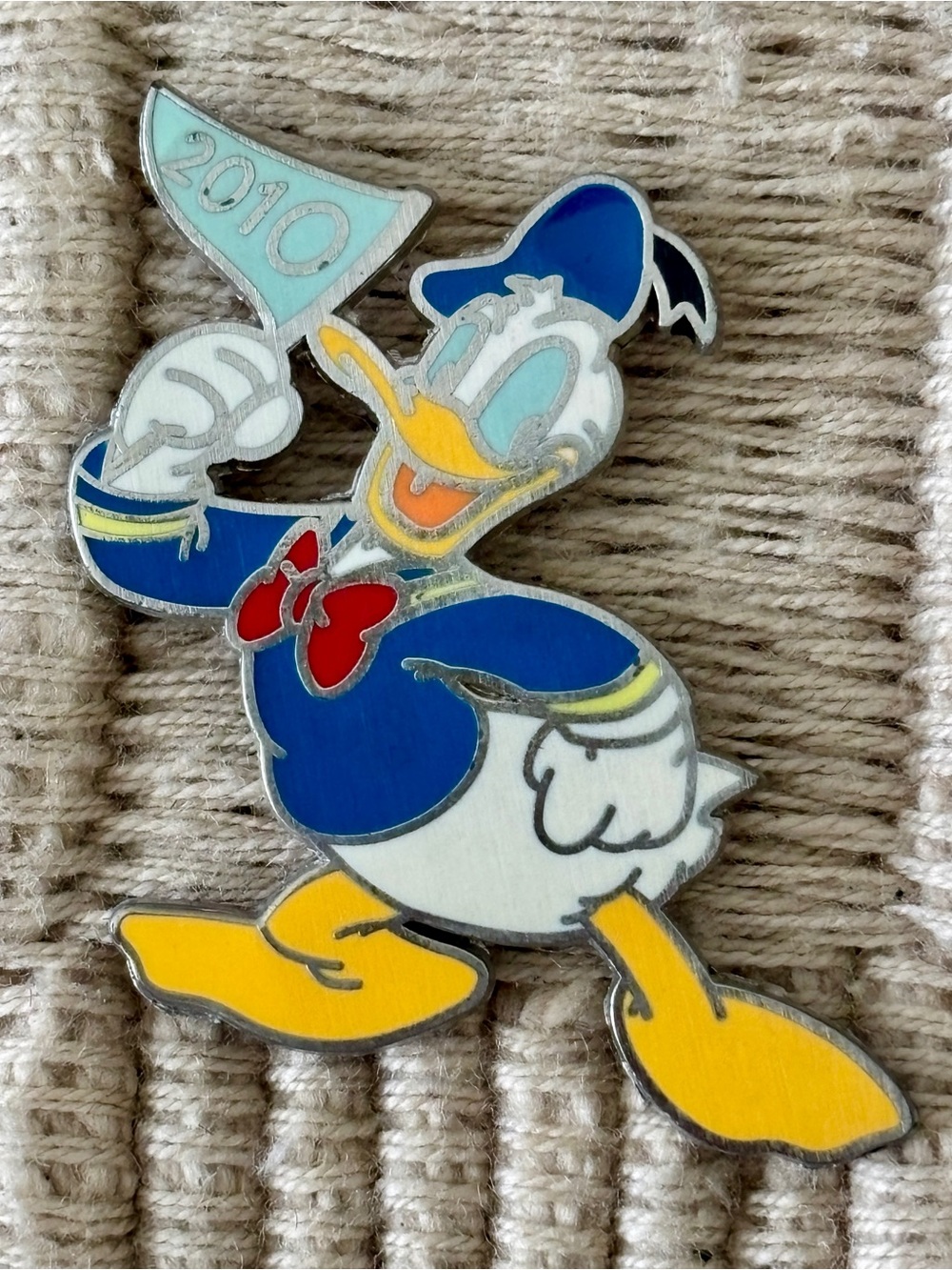 DISNEY 2010 LE 2000 Donald Duck Pin